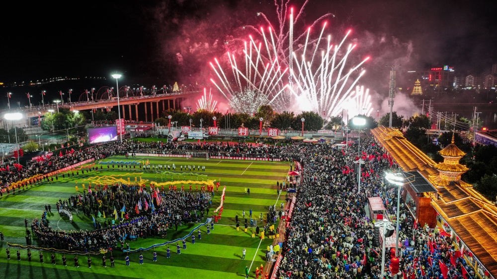 2024全國“村晚”示范展示活動暨貴州“村超村晚”舉行音樂煙花秀表演（無人機照片，2024年2月3日攝）。新華社記者 劉續(xù) 攝