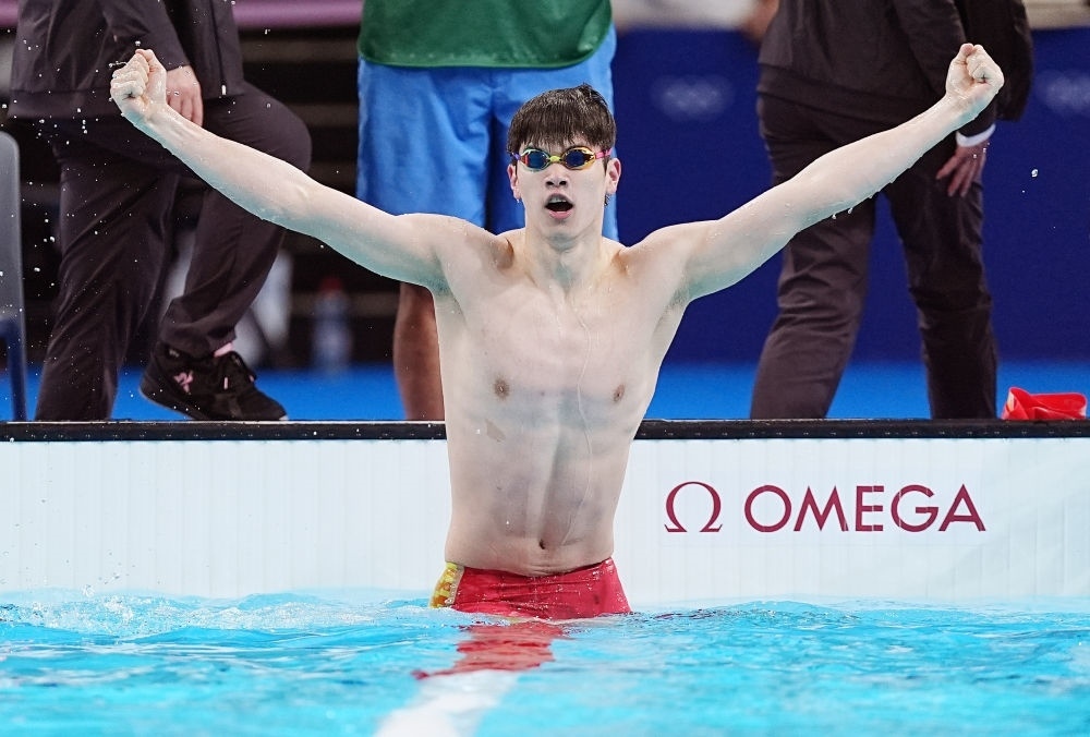 中國選手潘展樂在巴黎奧運會游泳男子100米自由泳決賽后慶祝奪冠及打破世界紀錄（2024年7月31日攝）。新華社記者 杜宇 攝