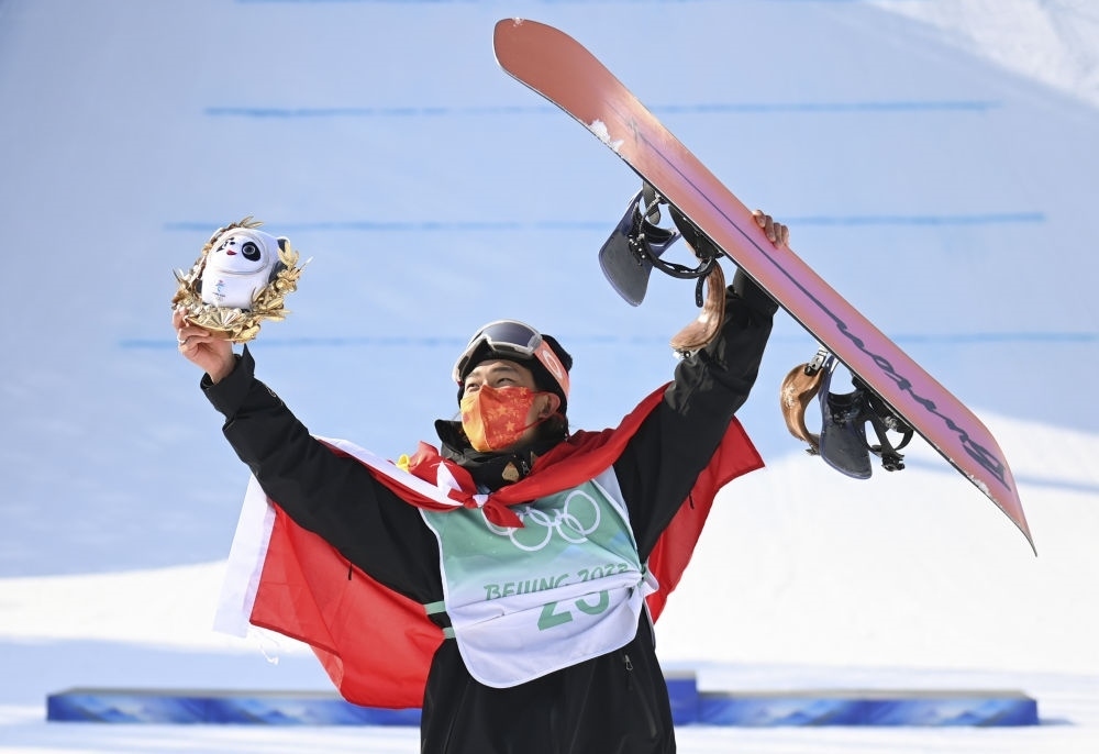 蘇翊鳴在北京2022年冬奧會單板滑雪男子大跳臺決賽奪冠后慶祝（2022年2月15日攝）。新華社記者 黃宗治 攝