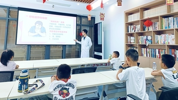 西安交通大學(xué)“筑夢(mèng)醫(yī)心·護(hù)佑三農(nóng)”實(shí)踐團(tuán)開展健康科普。校方供圖