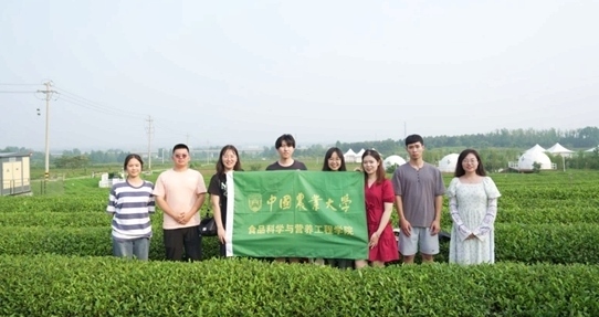 在山東日照，中國農(nóng)業(yè)大學(xué)食品學(xué)院實(shí)踐團(tuán)就農(nóng)業(yè)生產(chǎn)智能化設(shè)備、肥料選用等問題開展實(shí)地調(diào)研，并面向300余名村民陸續(xù)開展4次科普宣講。校方供圖