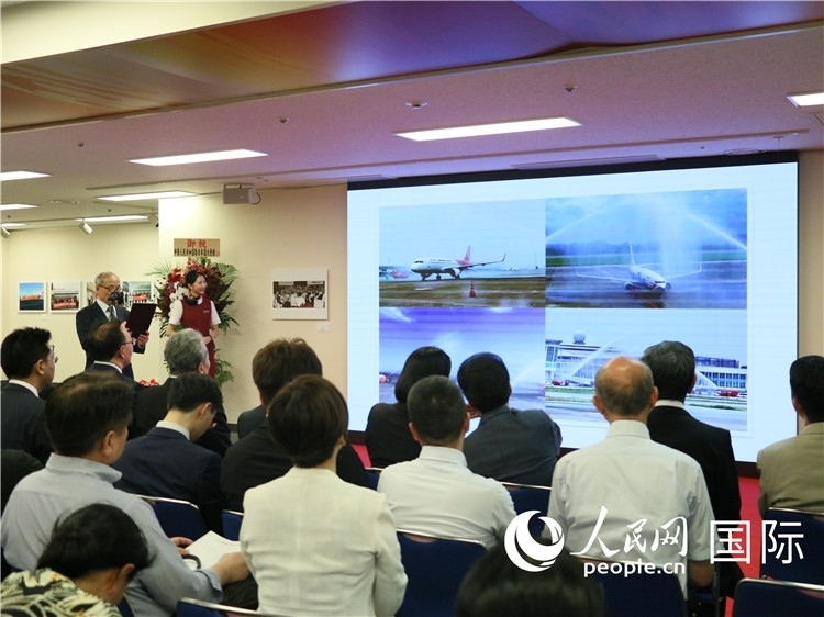 世界華人攝影聯(lián)盟副主席馮學(xué)敏現(xiàn)場(chǎng)點(diǎn)評(píng)。人民網(wǎng) 許可攝