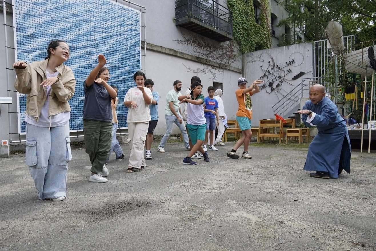 孩子們與魯汶大學(xué)武術(shù)老師，北少林長拳傳人羅師傅學(xué)習(xí)中國功夫。比利時維他命文化傳媒供圖