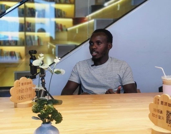 來自肯尼亞的北京交通大學留學生卡里烏在北京接受采訪（8月10日攝）。新華社記者 王小鵬 攝