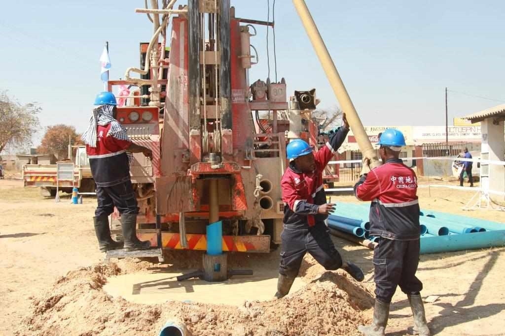 7月22日，工人在津巴布韋東馬紹納蘭省舉行的中國(guó)援津巴布韋300口水井項(xiàng)目開(kāi)工儀式上鉆井。新華社發(fā)
