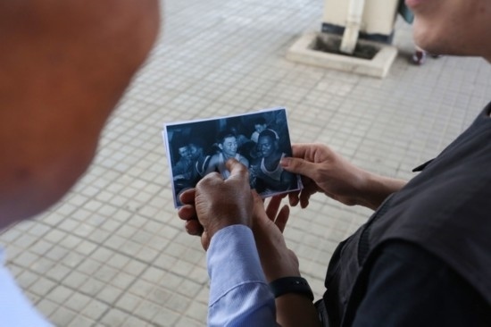 恩貢亞尼在看坦贊鐵路建設(shè)時(shí)期拍攝的老照片。