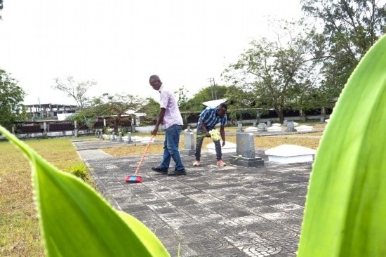 8月12日，姆薩菲里·奧馬里（右）和同事在援坦中國(guó)專家公墓打掃。