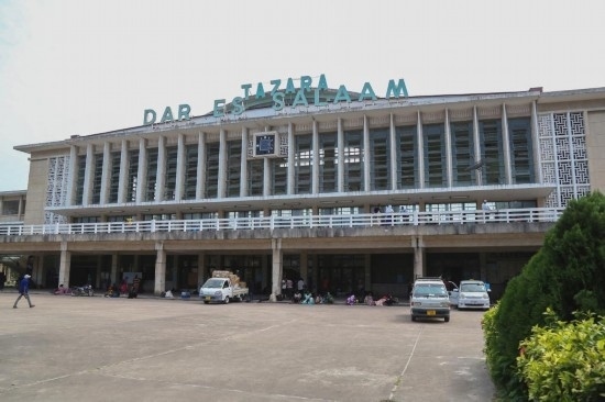 坦贊鐵路始發(fā)站達(dá)累斯薩拉姆站外景。