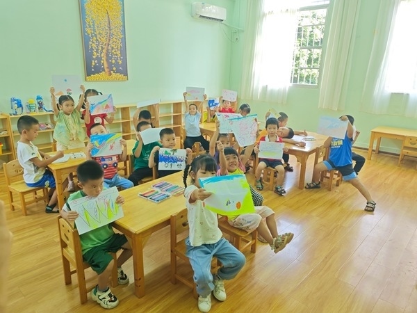 孩子們在公益托管班上畫畫課。莫菲菲攝