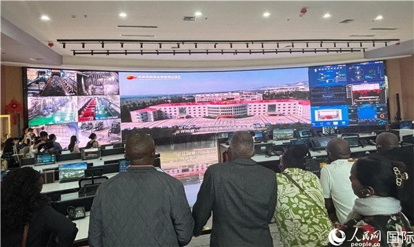 研討班一行在塔山煤礦參觀。人民網(wǎng) 曹欣悅攝