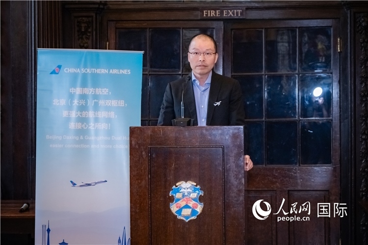 圖為中國南方航空倫敦營業(yè)部總經(jīng)理陳珂致辭。人民網(wǎng) 郭錦標攝