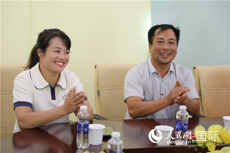 越南沙巴市黃連寄宿制民族小學(xué)老師阮氏秋姮、阮文享。人民網(wǎng)記者簡(jiǎn)承淵攝