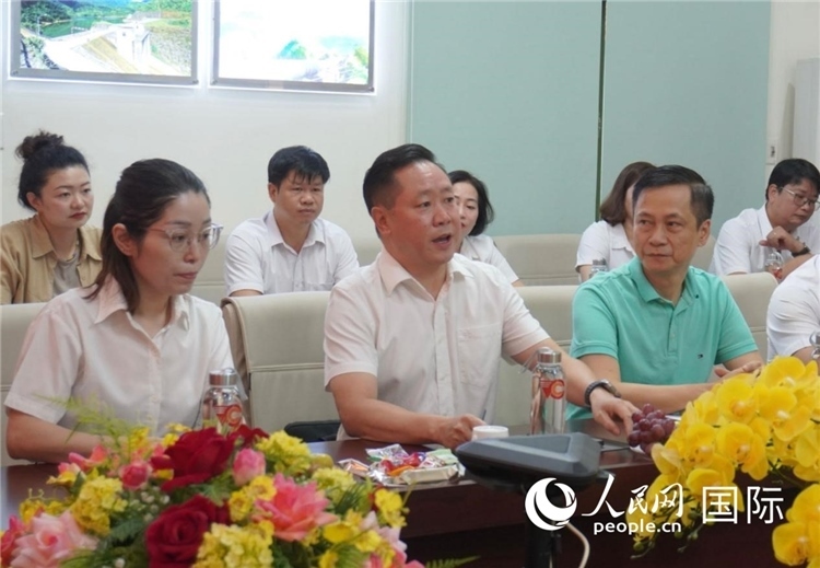 越中電力公司董事長(zhǎng)李志雄（前排左二）介紹越南電力情況。葛沙莎攝