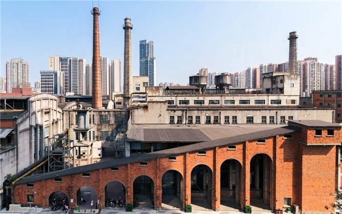 在原成都國營紅光電子管廠舊址上改建而成的東郊記憶園區(qū)南大門。大門既保留了老工業(yè)區(qū)的風貌，又融入了現(xiàn)代審美和創(chuàng)意，成為了園區(qū)一大亮點。資料圖片