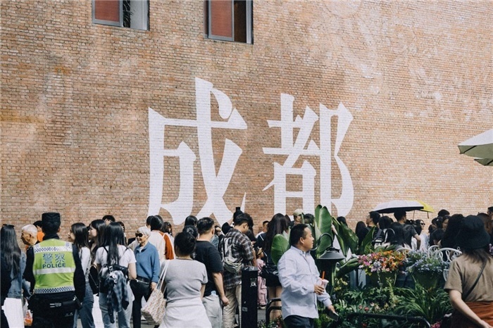 東郊記憶園區(qū)“成都墻”以巨大的“成都”字樣和獨特的藝術設計成為園區(qū)的網(wǎng)紅打卡地，吸引了眾多游客和市民前來參觀。資料圖片