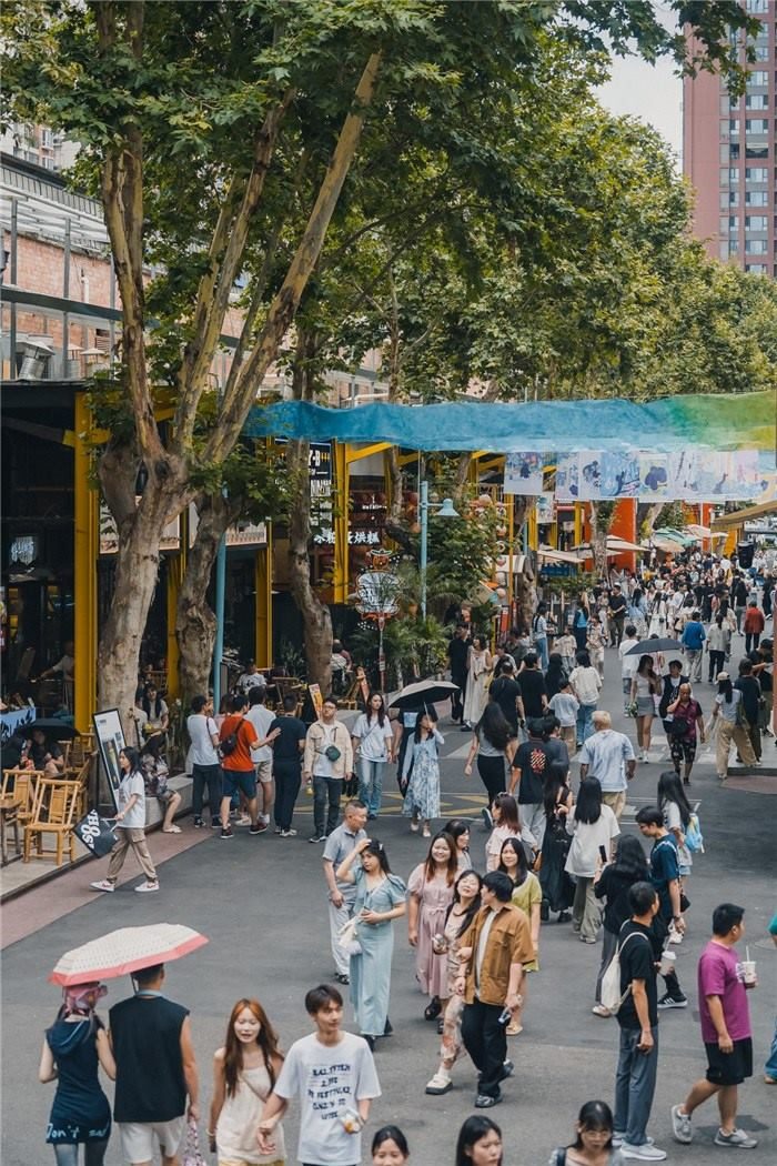 北街美食區(qū)是東郊記憶園區(qū)集美食、文化與休閑于一體的特色區(qū)域，為游客和當?shù)鼐用裉峁┝素S富多樣的餐飲選擇。資料圖片