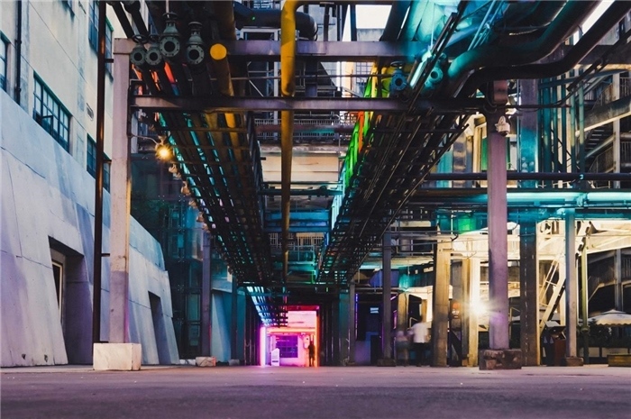 東郊記憶園區(qū)工業(yè)橫街完整地保留了園區(qū)的工業(yè)元素，如工業(yè)煙囪、動力管廊架和水塔等，形成了園區(qū)獨特的工業(yè)風景線。資料圖片