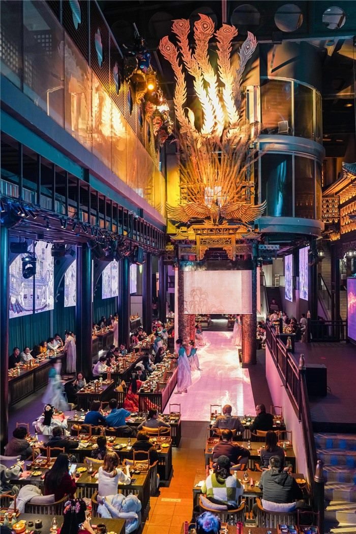 東郊記憶園區(qū)內(nèi)以蜀地文化為創(chuàng)作背景，溯源中國傳統(tǒng)宴飲儀禮打造的全景沉浸式漢文化主題餐秀。成都傳媒集團供圖