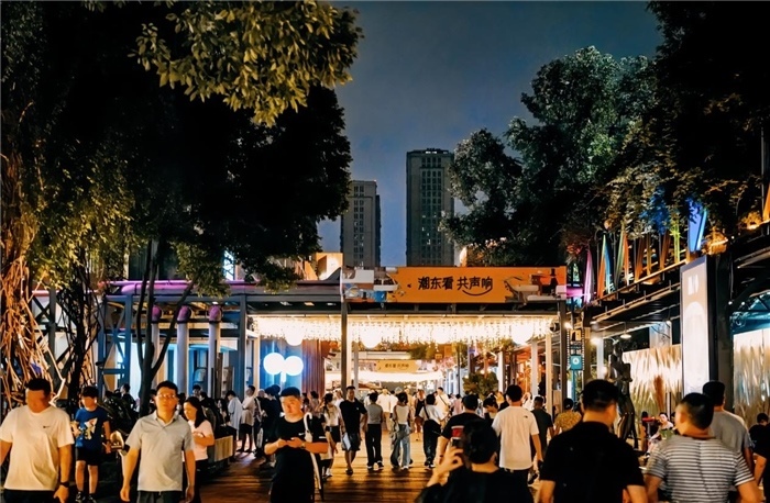 夜幕下的東郊記憶園區(qū)人流如織，熱度不減。資料圖片