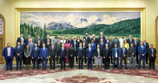  8月30日，國家副主席韓正在北京集體會見出席2024年國際議員友好交流論壇的各國代表。新華社記者 丁林 攝