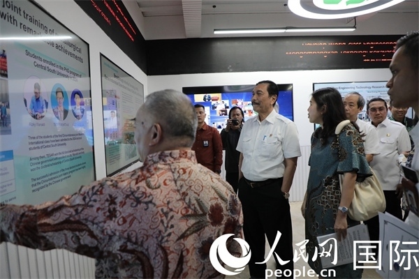 印尼對(duì)華合作牽頭人、統(tǒng)籌部長(zhǎng)盧胡特（中）參觀中國(guó)—印尼新能源材料與冶金工程技術(shù)聯(lián)合研究實(shí)驗(yàn)室。人民網(wǎng)記者曹師韻攝