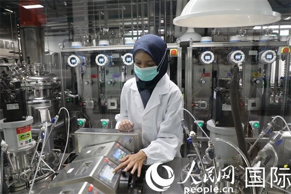 中國(guó)—印尼新能源材料與冶金工程技術(shù)聯(lián)合研究實(shí)驗(yàn)室內(nèi)，研究人員正在工作。人民網(wǎng)記者曹師韻攝