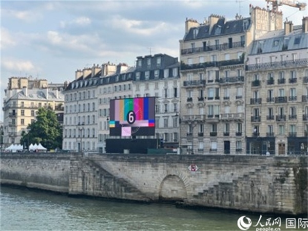 奧運(yùn)會開幕式，安置在塞納河兩岸的大屏幕。人民網(wǎng)記者 何蒨攝