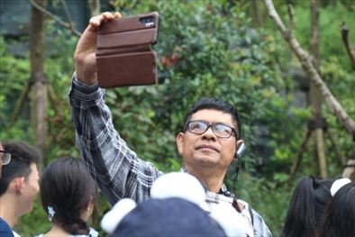 媒體考察團成員在熊貓谷拍照“打卡”。（李佩藺 攝）