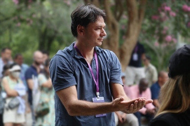 意大利逆流外交網(wǎng)站總編輯亞歷山大·比安奇學(xué)習(xí)青城太極。（李佩藺 攝）