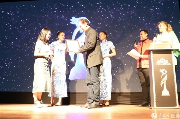 為期4天的第三屆中國－巴西電影展期間，來自中巴兩國的14部參展影片受到巴西電影愛好者和社會各界人士好評，并分別榮獲本次電影展組委會頒發(fā)的“藍(lán)鸚鵡”獎(jiǎng)。7部最近兩年制作中國影片參展，其中由《環(huán)球時(shí)報(bào)》文娛新媒體平臺“環(huán)球時(shí)報(bào)—娛評”推薦參展的影片《長安三萬里》曾獲得第36屆中國電影金雞獎(jiǎng)最佳美術(shù)片獎(jiǎng)。圖為當(dāng)?shù)貢r(shí)間8月26日晚舉行的電影展開幕式暨“藍(lán)鸚鵡”獎(jiǎng)?lì)C獎(jiǎng)典禮現(xiàn)場。 人民網(wǎng)記者 陳一鳴攝