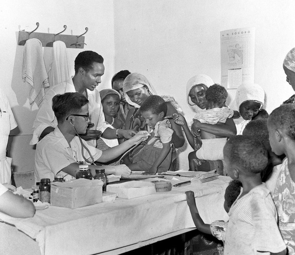 1968年4月，中國醫(yī)療隊醫(yī)生在索馬里阿弗戈依鎮(zhèn)巡回醫(yī)療時為當(dāng)?shù)貎和尾　? width=