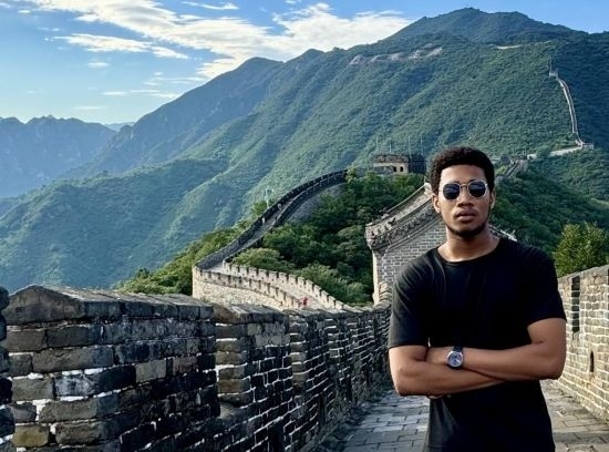 8月28日，尼日利亞青年阿米爾·阿希姆在慕田峪長城留影。新華社發(fā)（清華大學供圖）