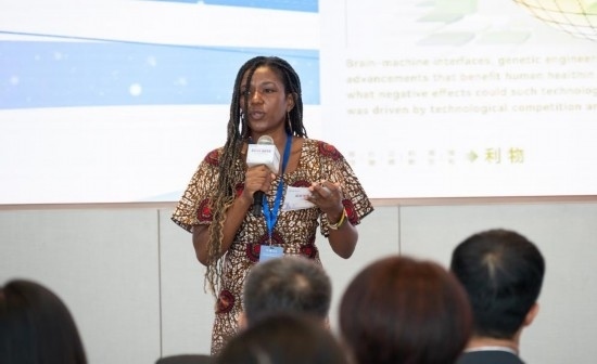 8月29日，在第二屆清華國際青年對話論壇活動上，來自烏干達的媒體人詹尼弗·阿西姆韋分享中國之旅的感悟。新華社發(fā)（畢尚宏攝）