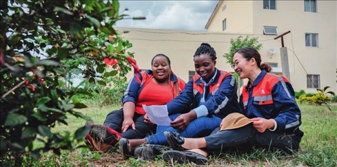 在肯尼亞內(nèi)羅畢，非洲之星鐵路運營公司工電部電子設(shè)備檢修工區(qū)工長陳玲（右）在休息時教學(xué)員唱中文歌曲（2023 年 5 月 23 日攝） 王冠森攝 / 本刊