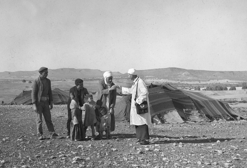 1965年，一名中國援阿爾及利亞醫(yī)療隊醫(yī)生（右一）在阿爾及利亞賽伊達省為牧民診治。