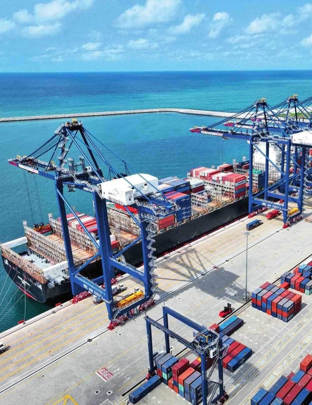 由中國港灣工程有限責(zé)任公司承建的尼日利亞萊基深水港位于中尼合作建設(shè)的拉各斯萊基自貿(mào)區(qū)內(nèi)，是尼日利亞首個現(xiàn)代化深水港和最大港口。圖為一艘貨輪在尼日利亞拉各斯萊基深水港裝卸集裝箱（2024 年 3 月 11 日攝）萊基港公司供圖