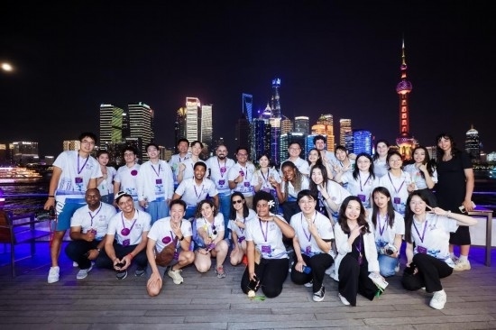 8月21日，中外青年在上海參觀時合影留念。新華社發(fā)（清華大學供圖）