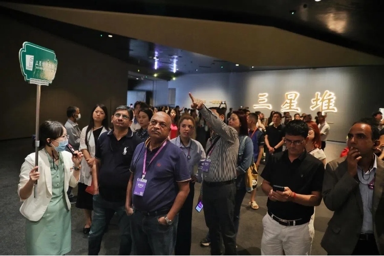 8月31日，亞洲媒體考察團(tuán)參訪三星堆博物館?！吨袊?jīng)濟(jì)周刊》記者肖翊攝