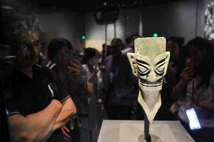 8月31日，亞洲媒體考察團(tuán)參訪三星堆博物館?！吨袊?jīng)濟(jì)周刊》記者肖翊攝