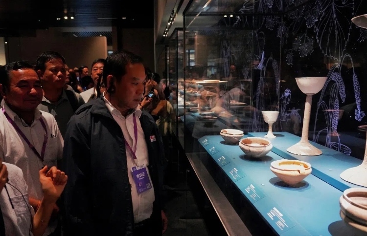 8月31日，亞洲媒體考察團(tuán)參訪三星堆博物館。左一為老撾博利坎賽省新聞文化旅游廳廳長頌通·威本康。《人民日?qǐng)?bào)海外版》記者喬宇攝