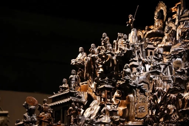 烏木博物館中展出的烏木雕刻藝術(shù)品《西游記》（局部）。本報記者 伊霄攝