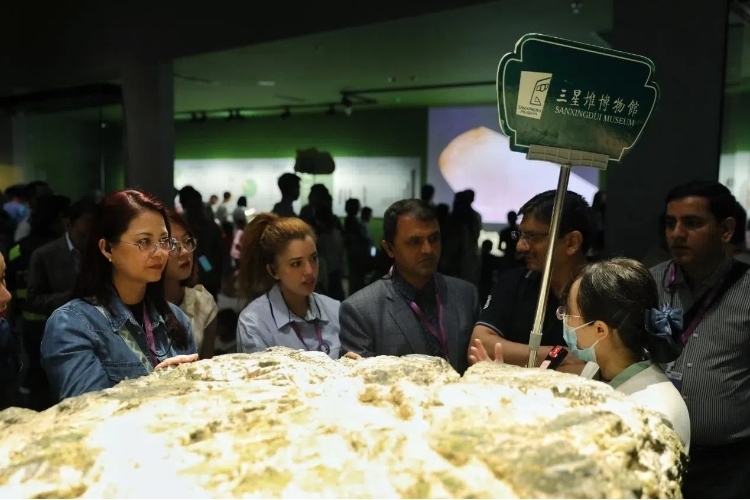 8月31日，亞洲媒體考察團(tuán)參訪三星堆博物館。左一為馬來西亞《星報(bào)》首席商務(wù)官莉迪婭·王?！吨袊?jīng)濟(jì)周刊》記者肖翊攝