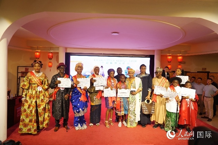 中尼服飾文化秀尼日利亞十佳模特獎(jiǎng)。人民網(wǎng)記者 姜宣攝