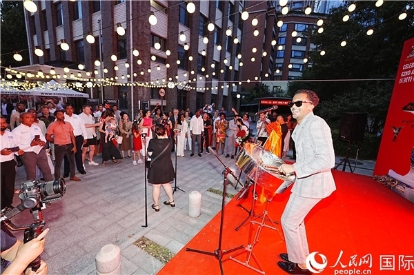 來(lái)自特多的藝術(shù)家在慶祝儀式上表演特多鋼鼓。人民網(wǎng)記者 趙益普攝