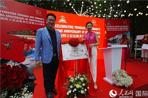 當(dāng)天的慶祝儀式上，還舉行了特多著名酒品牌安高天娜回歸中國(guó)市場(chǎng)的揭幕儀式。人民網(wǎng)記者 趙益普攝