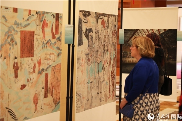 來(lái)賓在參觀敦煌高清攝影和壁畫高保真復(fù)制品。 人民網(wǎng)記者 李志偉攝