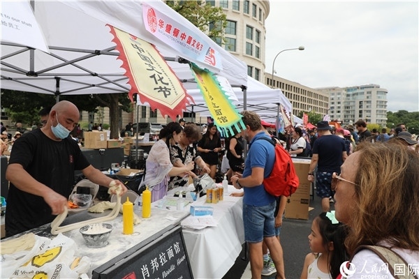 3、活動現(xiàn)場設(shè)置了眾多展臺。 人民網(wǎng)記者 李志偉攝