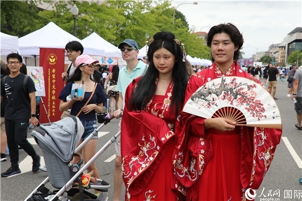 5、當(dāng)?shù)厝A僑華人身穿漢服參加文化節(jié)。 人民網(wǎng)記者 李志偉攝