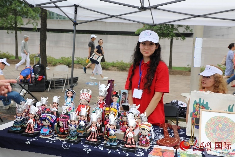 在今年活動上，貴州代表團設(shè)立的貴州非遺文化、“村BA”文創(chuàng)、貴州茶文化等展區(qū)。人民網(wǎng)記者 李志偉攝