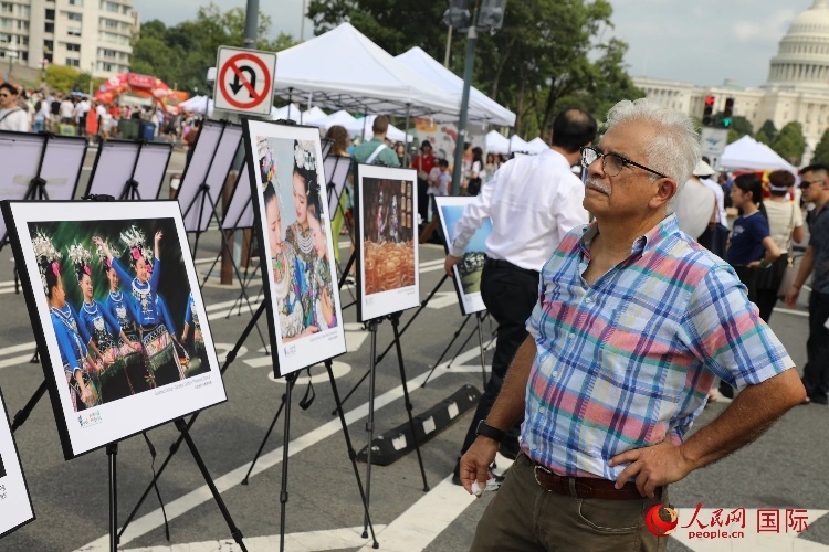 80余幅貴州主題攝影圖片展示了貴州文旅魅力。人民網(wǎng)記者 李志偉攝
